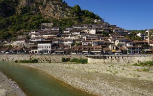 Berat mit Fluss im Vordergrund