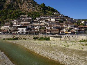 Berat mit Fluss im Vordergrund