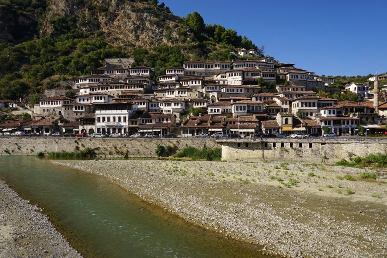 Berat mit Fluss im Vordergrund